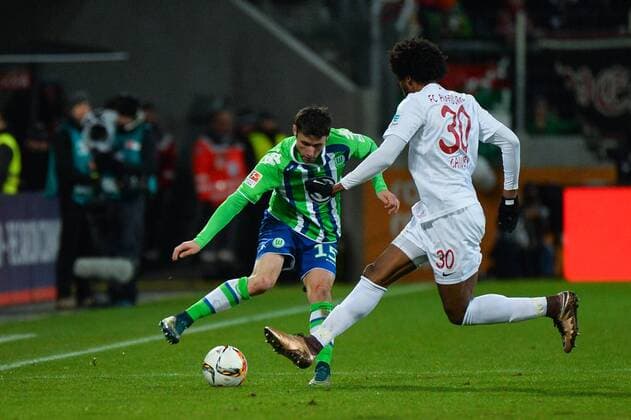 Christian Träsch (VfL Wolfsburg) gegen CAIUBY (FC Augsburg) Augsburg, Deutschland, 29.11.2015 - Fussball, 1. Bundesliga, FC Augsburg - VfL Wolfsburg, Fussball, 1. Bundesliga, FC Augsburg - VfL Wolfsburg, xklx