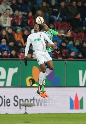 Augsburg Caiuby ( FC Augsburg ) rechts Naldo ( VfL Wolfsburg ) FC Augsburg vs. VfL Wolfsburg, Fussball, 1.Bundesliga, 29.11.2015, Copyright: Langerx xEibner-Pressefoto EP_HLR
