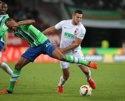 Augsburg Naldo ( VfL Wolfsburg ) Raul Bobadilla ( FC Augsburg ) FC Augsburg vs. VfL Wolfsburg, Fussball, 1.Bundesliga, 29.11.2015, Copyright: Langerx xEibner-Pressefoto EP_HLR