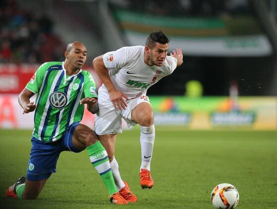 Augsburg Naldo ( VfL Wolfsburg ) Raul Bobadilla ( FC Augsburg ) FC Augsburg vs. VfL Wolfsburg, Fussball, 1.Bundesliga, 29.11.2015, Copyright: Langerx xEibner-Pressefoto EP_HLR