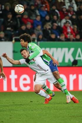 Sonntag, 29.11.2015, 1. Bundesliga, Saison 2015 2016, 14. Spieltag in Augsburg, FC Augsburg - VfL Wolfsburg, Zweikampf zwischen Raul Bobadilla ( 25, FC Augsburg) und Dante ( 18, VfL Wolfsburg) v.l. DeFodi501