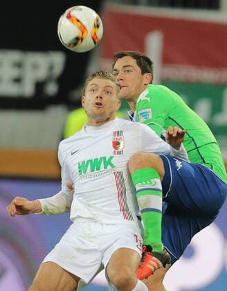 Marcel SCHAEFER, WOB 4 Zweikampf , Aktion um den Ball gegen Alexander ESSWEIN, FCA 11 FC AUGSBURG - VFL WOLFSBURG Fussball 1. Bundesliga , Muenchen, am 29.11.2015, 14.Spieltag, Saison 2015 2016, 1.Liga, 1.Bundesliga, FCB