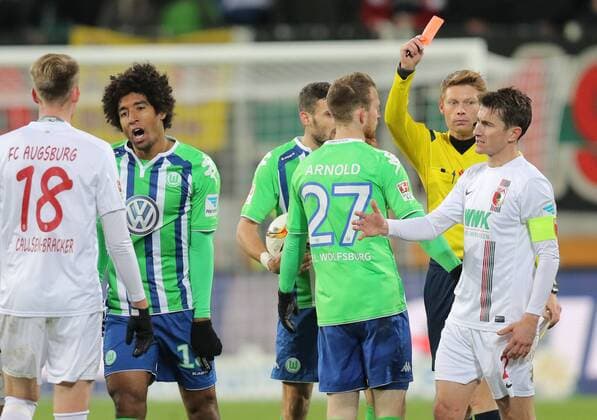 Hauptschiedsrichter Christian DINGERT , Schiedsrichter, Linienrichter mit Fahne, Pfeife zeigt die Rote Karte, Platzverweis, schweres Vergehen DANTE, WOB 18 FC AUGSBURG - VFL WOLFSBURG Fussball 1. Bundesliga , Muenchen, am 29.11.2015, 14.Spieltag, Saison 2015 2016, 1.Liga, 1.Bundesliga, FCB