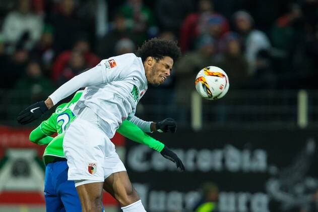 Sonntag, 29.11.2015, 1. Bundesliga, Saison 2015 2016, 14. Spieltag in Augsburg, FC Augsburg - VfL Wolfsburg, v-l Josuha Guilavogui (Wolfsburg 23) Caiuby Francisco da Silva (FC Augsburg 30) DeFodi507