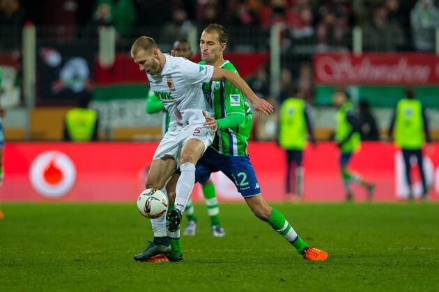 Sonntag, 29.11.2015, 1. Bundesliga, Saison 2015 2016, 14. Spieltag in Augsburg, FC Augsburg - VfL Wolfsburg, v-l Ragnar Klavan (FC Augsburg 5) Bas Dost (Wolfsburg 12) DeFodi507