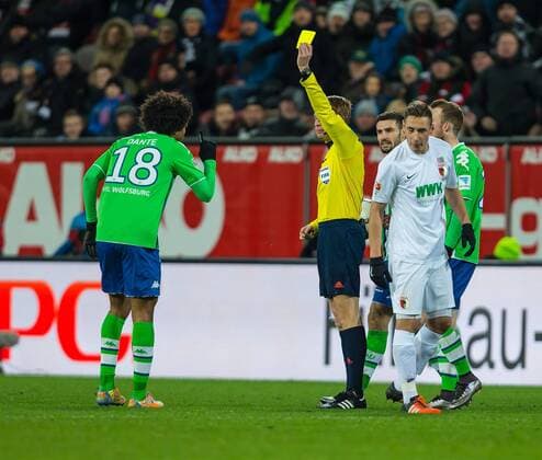 Sonntag, 29.11.2015, 1. Bundesliga, Saison 2015 2016, 14. Spieltag in Augsburg, FC Augsburg - VfL Wolfsburg, Schiedsrichter Christian Dingert erteilt Dante (Wolfsburg 18) die gelbe Karte DeFodi507
