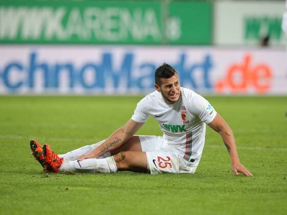 Augsburg Raul Bobadilla ( FC Augsburg ) am Boden nach dem 0:0 FC Augsburg vs. VfL Wolfsburg, Fussball, 1.Bundesliga, 29.11.2015, Copyright: Langerx xEibner-Pressefoto EP_HLR