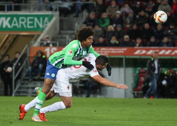 Zweikampf zwischen Dante (VfL Wolfsburg) und Raul Bobadilla (FC Augsburg 25), Gelbe Karte, Verwarnung gegen Dante (VfL Wolfsburg), FC Augsburg vs. VfL Wolfsburg, 14. Spieltag, 29.11.2015