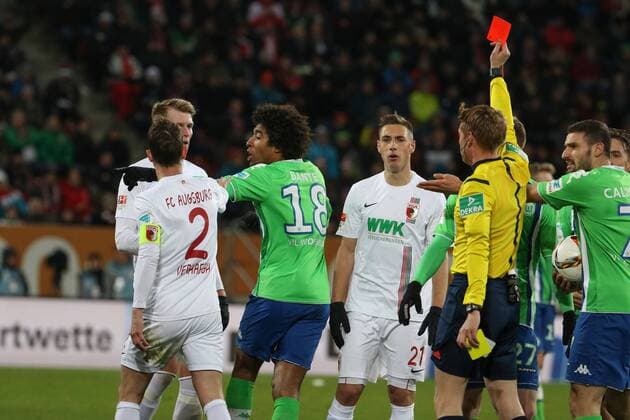 Gelb-Rote Karte, Platzverweis gegen Dante (VfL Wolfsburg) durch Schiedsrichter Christian Dingert, Paul Verhaegh (FC Augsburg 2), Dominik Kohr (FC Augsburg 21), FC Augsburg vs. VfL Wolfsburg, 14. Spieltag, 29.11.2015