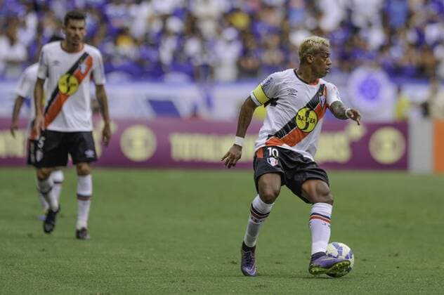 Fußball, BRA, Ex-Bundesligaprofi Marcelinho Paraiba spielt mit 40 Jahren für Joinville EC Cruzeiro x Joinville BELO HORIZONTE, MG - 11 29 2015: CRUISE - MG X JOINVILLE - SC - Marcelinho Para?ba for Cruzeiro MG X Joinville SC match valid for the 37th round of the Brazilian Championship Series 2015. (Photo: Mourao Panda FotoArena)  Mour?oxPanda