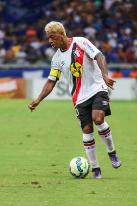 Fußball, BRA, Ex-Bundesligaprofi Marcelinho Paraiba spielt mit 40 Jahren für Joinville EC Cruzeiro x Joinville BELO HORIZONTE, MG - 11 29 2015: CRUISE X JOINVILLE - Marcelinho Para?ba during the match between Cruzeiro x Joinville, valid for the Brazilian Championship 2015, played at the Mineir?o stadium. (Photo: Dudu Macedo FotoArena)  DuduxMacedo