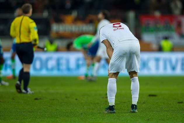 Sonntag, 29.11.2015, 1. Bundesliga, Saison 2015 2016, 14. Spieltag in Augsburg, FC Augsburg - VfL Wolfsburg, enttaeuscht, enttaeuschung, Ragnar Klavan (FC Augsburg 5) DeFodi507