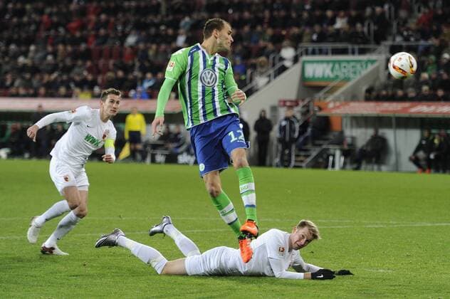 Bas DOST (VFL Wolfsburg),Torchance,Aktion,Zweikampf gegen Jan Ingwer CALLSEN BRACKER (FC Augsburg). Fussball 1. Bundesliga, 14. Spieltag, FC Augsburg-VFL Wolfsburg 0-0, am 29.11.2015 in Augsburg Deutschland. WWK ARENA.