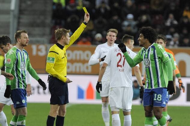 Schiedsrichter Christian DINGERT zeigt DANTE (re,VFL Wolfsburg die Gelb Rotet Karte nach Foul an Raul BOBADILLA (FC Augsburg),Platzverweis, Fussball 1. Bundesliga, 14. Spieltag, FC Augsburg-VFL Wolfsburg 0-0, am 29.11.2015 in Augsburg Deutschland. WWK ARENA.
