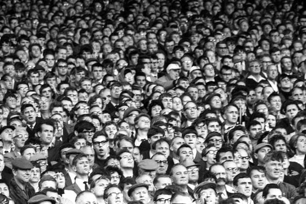 1 Jahr bis WM 2022: Historie, Stadien und Architektur Weltmeisterschaft 1966: Zuschauer beim Spiel BR Deutschland - Spanien in Birmingham