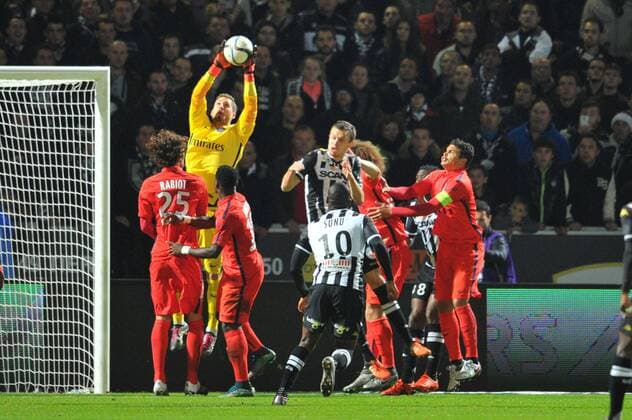 Fußball, Angers SCO - Paris St. Germain KEVIN TRAPP (psg) - Romain THOMAS (sco) - THIAGO SILVA (psg) - Fussball Frankreich, Ligue 1, Angers SCO vs. Paris Saint Germain PSG - 01 12 2015 FEP Panoramic 
