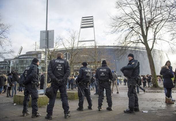 Allgemein, Feature. Randmotiv, Polizisten vor dem Stadion, Polizei, Sicherheit, Weser-Stadion, Weser Stadion, Fussball 1. Bundesliga, 14. Spieltag, SV Werder Bremen (HB) - Hamburger SV (HH) 1:3, am 28.11.2015 in Bremen Deutschland.