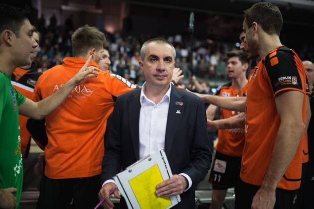 Berlin, Deutschland, 02.12.2015: Volleyball CEV Championsleague Gruppenphase Saison 2015 2016 - Berlin Recycling Volleys - Marek Union-Ivkoni Dupnitsa. Trainer Roberto Serniotti (BR Volleys)