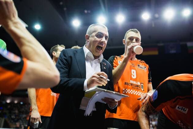 Berlin, Deutschland, 02.12.2015: Volleyball CEV Championsleague Gruppenphase Saison 2015 2016 - Berlin Recycling Volleys - Marek Union-Ivkoni Dupnitsa. Trainer Roberto Serniotti (BR Volleys) gibt Anweisungen