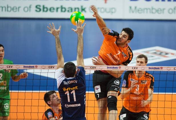 Berlin, Deutschland, 02.12.2015: Volleyball CEV Championsleague Gruppenphase Saison 2015 2016 - Berlin Recycling Volleys - Marek Union-Ivkoni Dupnitsa. Nicolas Le Goff (BR Volleys 7) gegen den Block aus Ventsislav Trifonov (Dupnitsa 11)