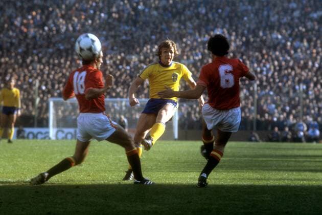 Weltmeisterschaft Vorrunde, Schweden - Spanien in Buenos Aires, v.li.: Pirri (Spanien), Hans Borg (Schweden) und Antonio Biosca (Spanien)