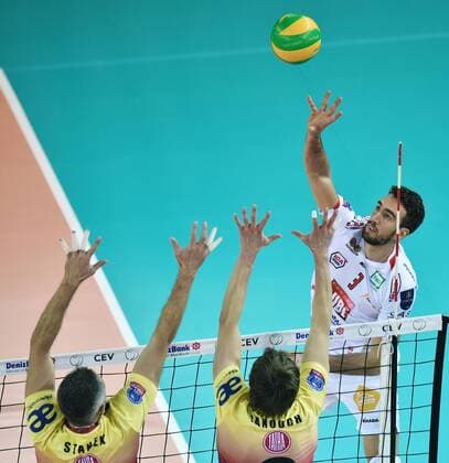 Men s Volleyball Champions League 3rd round group E match, Dukla Liberec against Cucine Lube Civitanova in Liberec, Czech Republic, December 3, 2015. From left to right Lubomir Stanek, Jakub Janouch of Liberec and Simone Parodi of Lube Civitanova in action. (CTKxPhoto RadekxPetrasek) CTKPhotoP201512030990901  PER 7