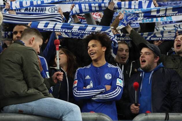 Gelsenkirchen Leroy Sane (FC Schalke 04 19) zwischen den Fans in der Nordkurve beim Fussball Bundesligaspiel zwischen FC Schalke 04 und Hannover 96 am 04.12.2015, Copyright: Schueler Eibner-Pressefoto EP_JSE