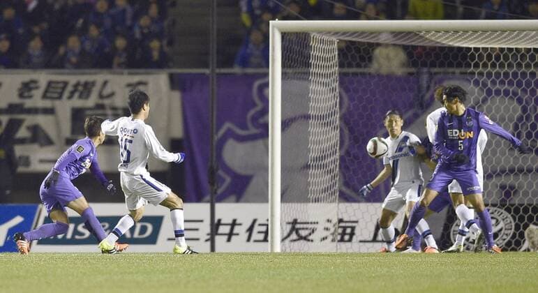 J-League Championship Finals return leg Yasuyuki Konno (2nd from L) of Gamba Osaka scores the opener during the first half of the J-League Championship Final 2nd leg against Sanfrecce Hiroshima in Hiroshima on Dec. 5, 2015. 