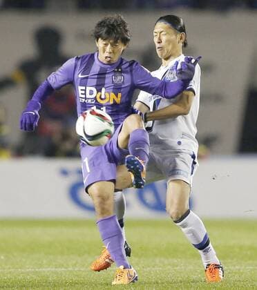 J-League Championship Finals return leg Hisato Sato (L) of Sanfrecce Hiroshima and Daiki Niwa of Gamba Osaka compete for the ball during the first half of the J-League Championship Final 2nd leg in Hiroshima on Dec. 5, 2015. 