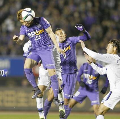 J-League Championship Finals return leg Takuma Asano (29) of Sanfrecce Hiroshima heads the equalizer during the second half of the J-League Championship Final 2nd leg against Gamba Osaka in Hiroshima on Dec. 5, 2015. The goal put Sanfrecce ahead 4-3 on aggregate, a lead they would hold until the final whistle. 