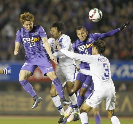 J-League Championship Finals return leg Takuma Asano (29) of Sanfrecce Hiroshima heads the equalizer during the second half of the J-League Championship Final 2nd leg against Gamba Osaka in Hiroshima on Dec. 5, 2015. The goal put Sanfrecce ahead 4-3 on aggregate, a lead they would hold until the final whistle. 