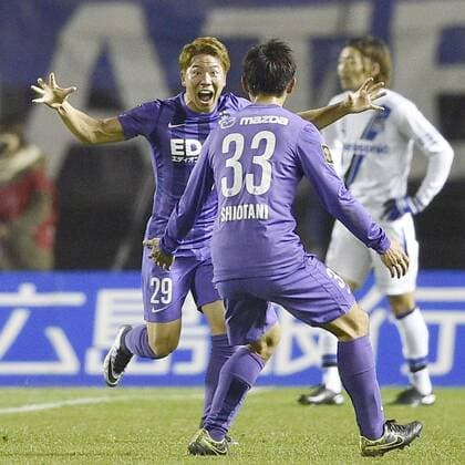Hiroshima win 3rd J-League title Takuma Asano (29) of Sanfrecce Hiroshima celebrates after heading the equalizer during the second half of the J-League Championship Final 2nd leg against Gamba Osaka in Hiroshima on Dec. 5, 2015. Asano s goal put Sanfrecce Hiroshima ahead 4-3 on aggregate and ended up being the goal that secured the team s 3rd J-League title in four years. 