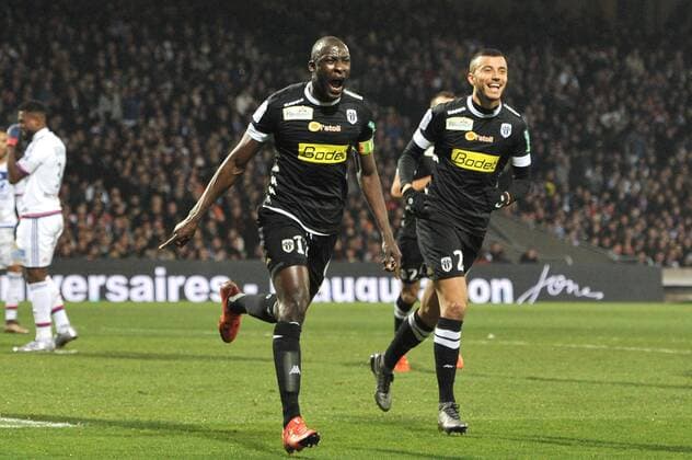 Fußball, Olympique Lyon - Angers SCO CHEIKH NDOYE (sco) - Romain SAISS (sco) - Fussball Frankreich, Ligue 1, Olympique Lyon vs. Angers SCO - 05 12 2015 FEP Panoramic 