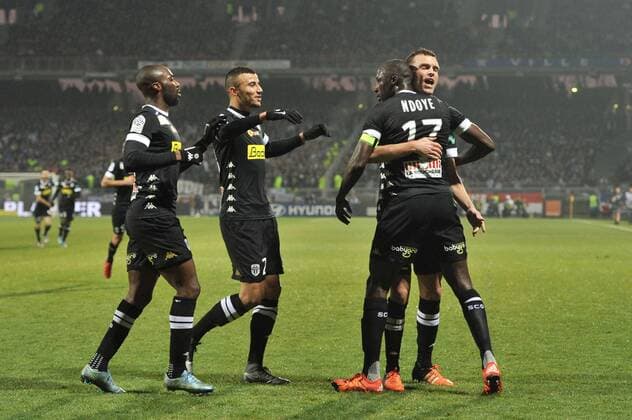 Fußball, Olympique Lyon - Angers SCO CHEIKH NDOYE (sco) - Romain SAISS (sco) - Romain THOMAS (sco) - GILLES SUNU (sco) - Fussball Frankreich, Ligue 1, Olympique Lyon vs. Angers SCO - 05 12 2015 FEP Panoramic 