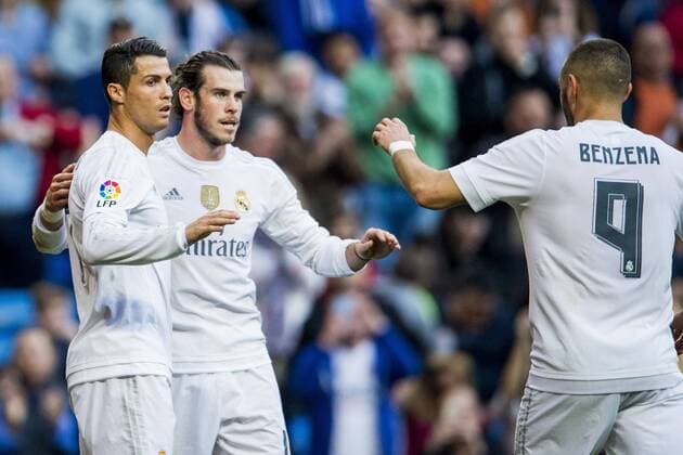 151205 Real Madrids Cristiano Ronald och Karim Benzema firar Gareth Bale som gjort 3-0 under fotbollsmatchen i La Liga mellan Real Madrid och Getafe den 5 december 2015 i Madrid. Copyright: LUDVIGxTHUNMAN BB151205LT030