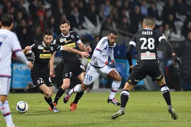 Fußball, Olympique Lyon - Angers SCO Alexandre Lacazette (lyon) vs Yoann Andreu, Thomas Mangani (angers) - Fussball Frankreich, Ligue 1, Olympique Lyon vs. Angers SCO - 05 12 2015 FredericChambert Panoramic 