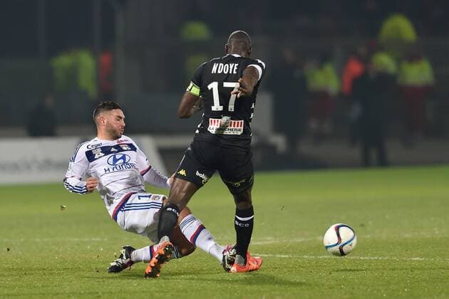 Fußball, Olympique Lyon - Angers SCO Jordan Ferri (lyon) vs Cheikh Ndoye (angers) - Fussball Frankreich, Ligue 1, Olympique Lyon vs. Angers SCO - 05 12 2015 FredericChambert Panoramic 