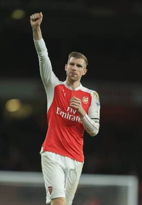 05.12.2015. Emirates Stadium, London, England. Barclays Premier League. Arsenal versus Sunderland. Arsenal s Per Mertesacker acknowledges the home fans at the final whistle. xNigelxCookex  ActionPlus11686737