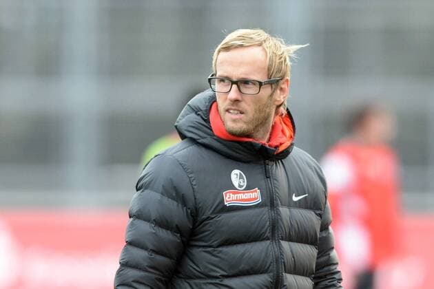 Kassel Martin Schweizer (Trainer SC Freiburg) auf dem Platz -- KSV Hessen Kassel vs SC Freiburg U23, Fussball, Regionalliga Suedwest, 05.12.2015 Copyright: Sippel xEibner-Pressefoto EP_rsl