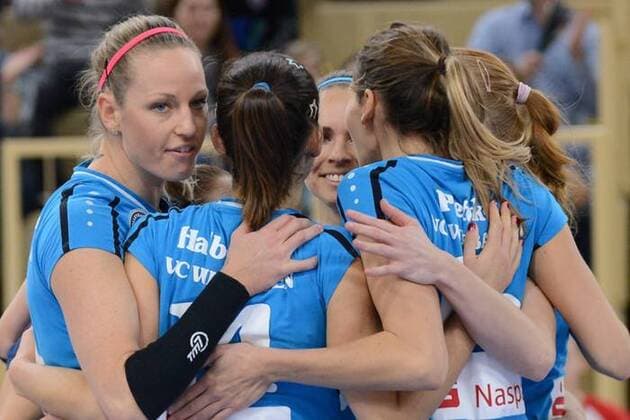 05.12.2015, xtkx, Volleyball 1.Bundesliga Damen, VC Wiesbaden - SC Potsdam, emspor v.l. Liz Hintemann (VC Wiesbaden), Iveta Halbichova (VC Wiesbaden), Jennifer Pettke (VC Wiesbaden),