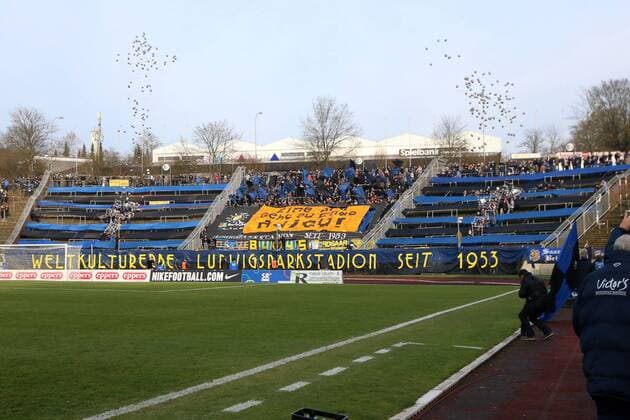 Fußball, Stadiongeschichte 1. FC Saarbrücken Saarbruecken Die Saarbruecker Fans mit einer Choreographie. 1. FC Saarbruecken - TSV Steinbach, Regionalliga Suedwest, 05.12.2015 --- Copyright: Merl xEibner-Pressefoto EP_dml