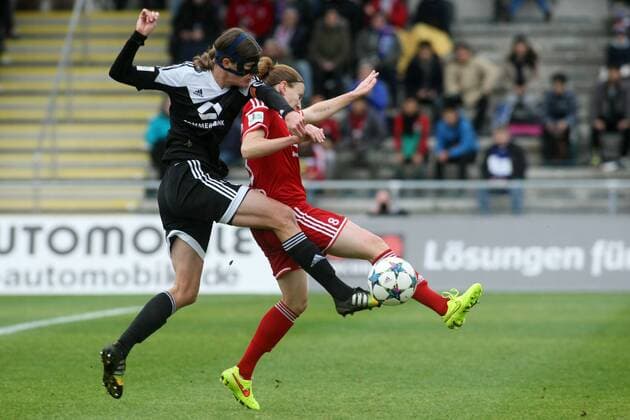 Allianz Frauen-Bundesliga, 10. Spieltag: 1. FFC Frankfurt - SC Sand am Sonntag (06.12.2015) im Stadion am Brentanobad in Frankfurt am Main. Kerstin Garefrekes (1. FFC Frankfurt, vorne), Julia Zirnstein (SC Sand).