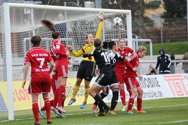 Maria Korenciova (Sand) fliegt unter dem Ball durch - 1. FFC Frankfurt vs. SC Sand, Stadion am Brentanobad