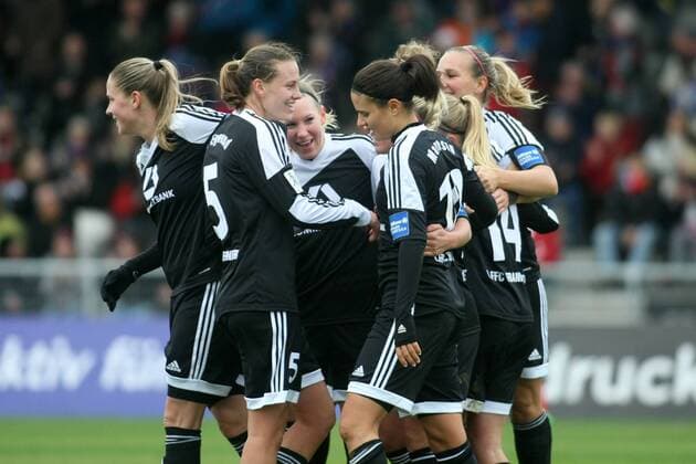Allianz Frauen-Bundesliga, 10. Spieltag: 1. FFC Frankfurt - SC Sand am Sonntag (06.12.2015) im Stadion am Brentanobad in Frankfurt am Main. Jubel nach 1:0 durch Dzsenifer Marozsan (1. FFC Frankfurt).
