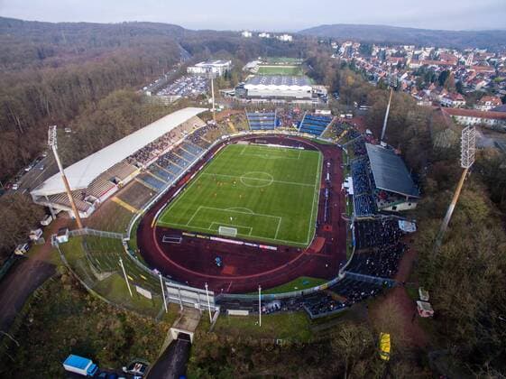Fußball, Stadiongeschichte 1. FC Saarbrücken Das Ludwigsparkstadion dient am Samstag (05.12.2015) ein letztes Mal dem 1. FC Saarbrücken als Heimspielstätte. Das 1953 erbaute Stadion wird ab dem Februar 2016 komplett modernisiert. Für die Fans und den Verein geht somit eine Ära zu Ende. Seit Tagen hängen in der ganzen Stadt Transparente und Banner, die an das letzte Spiel im Park erinnern und möglichst viele Besucher zum Abschied animieren sollen.