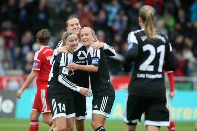 Allianz Frauen-Bundesliga, 10. Spieltag: 1. FFC Frankfurt - SC Sand am Sonntag (06.12.2015) im Stadion am Brentanobad in Frankfurt am Main. Jubel nach 2:0 durch Mandy Islacker (1. FFC Frankfurt, R).
