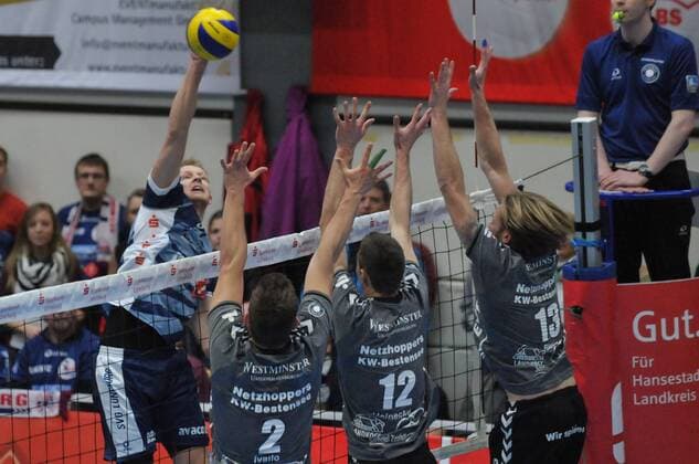 GER,VBL, SVG Lueneburg vs Netzhoppers KW-Bestensee 05.12.2015, Gellersenhalle, Lueneburg, GER, VBL, SVG Lueneburg vs Netzhoppers KW-Bestensee, im Bild Rene Bahlburg(Lueneburg 05) versucht sich gegen Ivaylo Bozhidarov Ivanov (Bestensee 02), Daniel Heinecke (Bestensee 12) und Manuel Rieke (Bestensee 13) durchzusetzen nordphotoxWitke