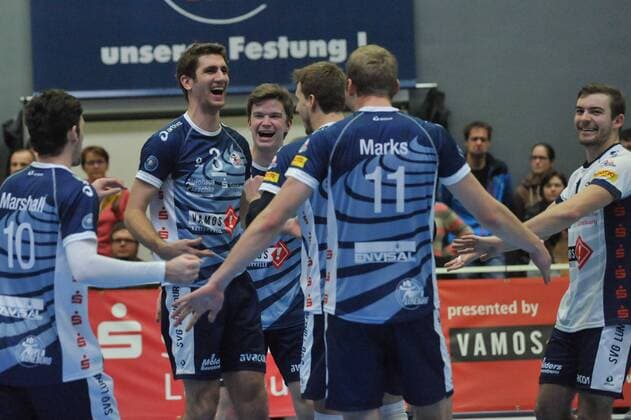 GER,VBL, SVG Lueneburg vs Netzhoppers KW-Bestensee 05.12.2015, Gellersenhalle, Lueneburg, GER, VBL, SVG Lueneburg vs Netzhoppers KW-Bestensee, im Bild die Mannschaft von Lueneburg jubelt nordphotoxWitke