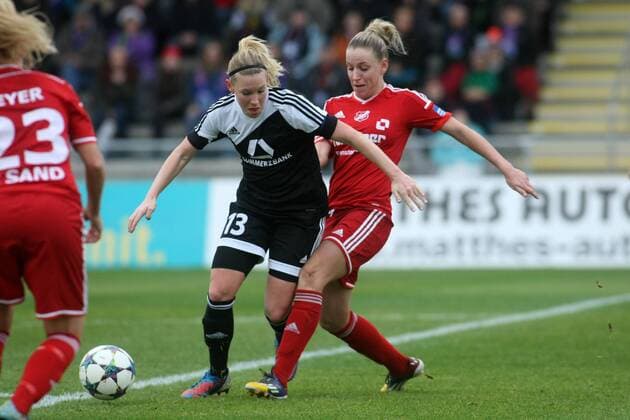 Allianz Frauen-Bundesliga, 10. Spieltag: 1. FFC Frankfurt - SC Sand am Sonntag (06.12.2015) im Stadion am Brentanobad in Frankfurt am Main. Marith Prießen Priessen (1. FFC Frankfurt, L), Cecilie Sandvej (SC Sand).