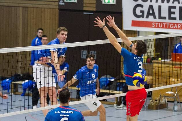 Stuttgart-Vaihingen Angriff: Manuel Harms ( 1, TSV Georgii Allianz Stuttgart) setzt sich gegen Felix Weber durch ; 2. Volleyballbundesliga Sued Herren: TSV Georgii Allianz Stuttgart gegen L.E. Volleys Leipzig, Hegel-Sporthalle, Stuttgart-Vaihingen Deutschland, 20151205; Copyright: Wuechnerx xEibner-Pressefoto EP_nwr